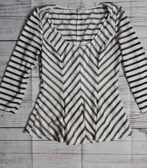 🆕️ Guess Chevron Peplum Top - Small - Picture 4 of 5